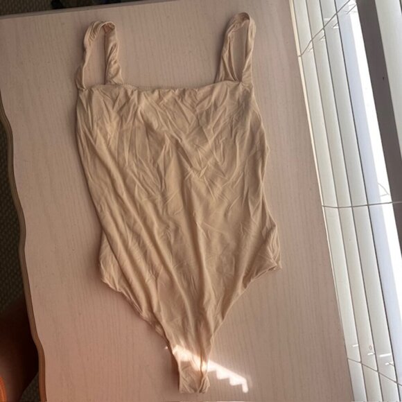 SKIMS Fits Everybody Bodysuit in Clay - Picture 2 of 4